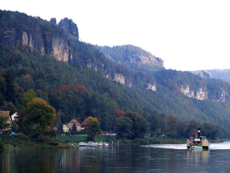 schaufelraddampfer krippen bad schandau herbst postelwitzer steinbrüche Schaufelraddampfer im Abendlicht schaufelraddampfer krippen bad schandau herbst postelwitzer steinbrüche