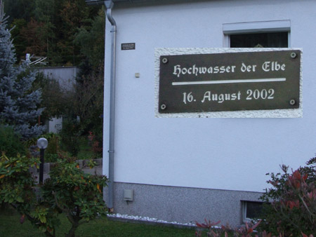 Hochwassermarke an einem Haus in Krippen, Elberadweg Hochwassermarke an einem Haus in Krippen, Elberadweg hochwasser haus jahrhunderthochwasser 2002 jahrhundertflut