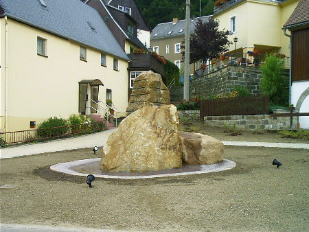  Sandsteinbrunnen vor dem Hotel "Erbgericht" Krippen 