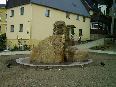  Beleuchteter Sandsteinbrunnen am Sonnenuhrensteig in Krippen sonnenuhrenweg krippen