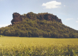 Der Lilienstein in der Sächsischen Schweiz Bildschirmschoner "Panorama auf den Lilienstein im Elbsandsteingebirge" - 2004 lilienstein elbsandsteingebirge sachsen wehlen königstein ebenheit bildschirmschoner kostenlos gratis download screensaver