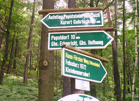 Wegweiser am Aufstieg zum Papststein Wegweiser am Aufstieg zum Papststein papststein papstdorf gohrisch