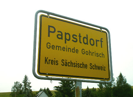 Ortseingangsschild Papstdorf direkt am Papststein Ortseingang Papstdorf am Papststein papstdorf papststein