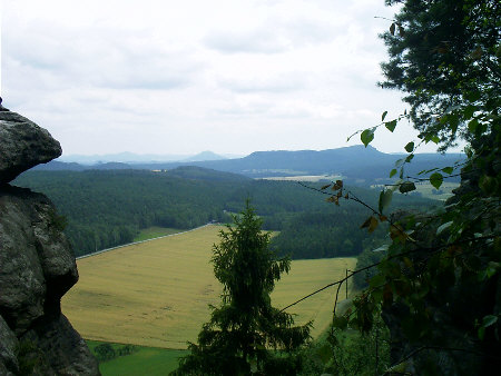 Blick vom Pfaffenstein in Richtung Zschirnsteine Blick vom Pfaffenstein in Richtung Zschirnsteine pfaffenstein zschirnsteine rosenberg