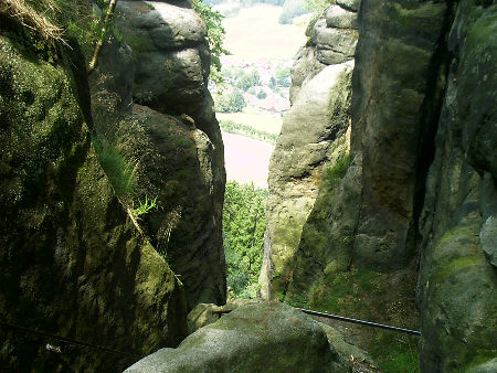 Vom Pfaffenstein durch das Nadelöhr auf den Ort Pfaffendorf geschaut Blick vom Pfaffenstein durch das Nadelöhr auf Pfaffendorf pfaffenstein nadelöhr pfaffendorf