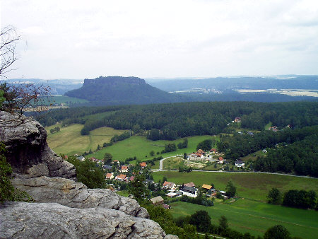 Foto: Blick vom Pfaffenstein zum Lilienstein Blick vom Pfaffenstein - Hermannsblick - zum Lilienstein pfaffenstein hermannsblick elbe lilenstein pfaffendorf gohrisch cunnersdorf