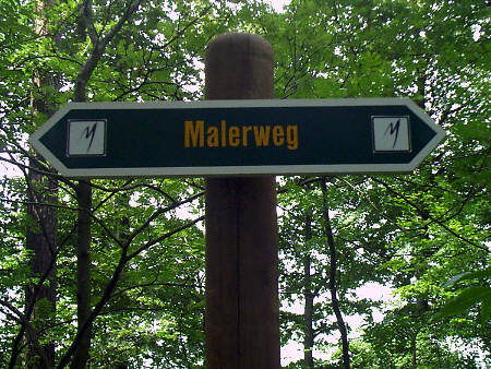 Der Malerweg führt auch am Pfaffenstein vorbei Hinweisschild "Malerweg" am Pfaffenstein - Pfaffensteinpromenade pfaffenstein malerweg pfaffensteinpromenade sächsische schweiz