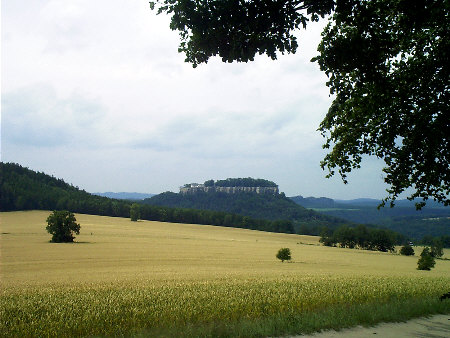 Festung Königstein vom Wanderweg zum Pfaffenstein aus gesehen Festung Königstein vom Wanderweg zum Pfaffenstein aus gesehen königstein wanderweg pfaffenstein quirl