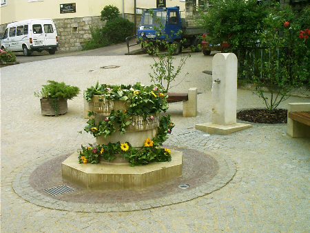 Brunnen aus Mühlsteinen vor dem Hotel "Erbgericht" in Krippen Brunnen aus Mühlsteinen vor dem Hotel "Erbgericht" in Krippen 