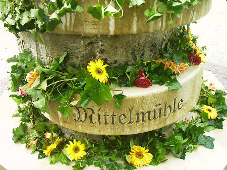 Brunnen aus Mühlsteinen vor dem Hotel "Erbgericht" in Krippen Brunnen aus Mühlsteinen vor dem Hotel "Erbgericht" in Krippen 