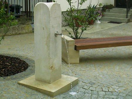 Brunnen aus Mühlsteinen vor dem Hotel "Erbgericht" in Krippen Brunnen aus Mühlsteinen vor dem Hotel "Erbgericht" in Krippen 
