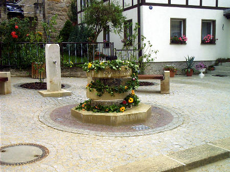 Brunnen aus Mühlsteinen vor dem Hotel "Erbgericht" in Krippen Brunnen aus Mühlsteinen vor dem Hotel "Erbgericht" in Krippen brunnen brunnenweihe erbgericht krippen