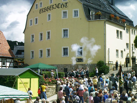 Brunnenweihe in Bad Schandau / Krippen, direkt vor dem Hotel Erbgericht Brunnenweihe in Bad Schandau, OT Krippen am 30.6.2007 krippen brunnenweihe brunnen erbgericht grundmühle bad schandau