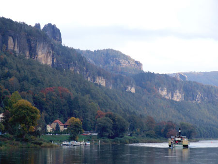  Sächsische Dampfschifffahrtsgesellschaft stellt den Schiffsverkehr von Bad Schandau nach Schmilka ein sächsische dampfschifffahrt dampfer weisse flotte schiff ausflugsdampfer dresden krippen bad schandau schmilka decin