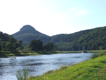 Elbdampfer vor dem Lilienstein bei Prossen Elbdampfer vor dem Lilienstein bei Prossen Elbdampfer Lilienstein Prossen