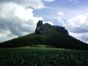 Wolkenstimmung am Lilienstein Der Lilienstein - Sächsische Schweiz lilienstein mulattenkopf waltersdorf sächsische schweiz 