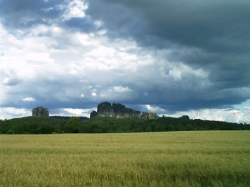 Falkenstein und Schrammsteine von Ostrau aus gesehen - Sächsische Schweiz / Elbsandsteingebirge Falkenstein und Schrammsteine von Ostrau aus gesehen - Sächsische Schweiz falkenstein schrammsteine ostrau sächsische schweiz elbsandsteingebirge