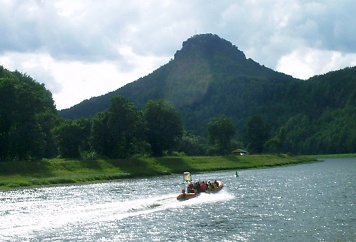 Schlauchboot auf der Elbe vor dem Lilienstein in Prossen Schlauchboot auf der Elbe vor dem Lilienstein Schlauchboot Elbe Lilienstein Prossen