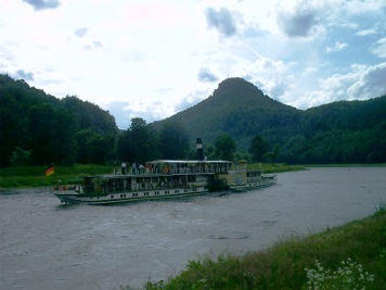 Schaufelraddampfer in Prossen, dahinter der Lilienstein Schaufelraddampfer in Prossen, dahinter der Lilienstein schaufelraddampfer prossen lilienstein