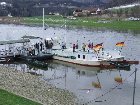 Die Gierseilfähre über die Elbe,  Rathen Effektiv und umweltfreundlich: Die Gierseilfähre in Rathen - Sächsische Schweiz gierseilfähre bastei rathen elbsandsteingebirge sächsische schweiz