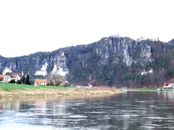 Die Bastei in Rathen von der Elbe aus gesehen Die Bastei in Rathen von der Elbe aus gesehen Bastei Rathen Elbe