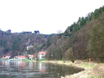 Talwächter, Mönch und Burg Altrathen am Elbufer in Rathen Talwächter, Mönch und Burg Altrathen am Elbufer in Rathen Talwächter Mönch Burg Altrathen Elbufer Rathen