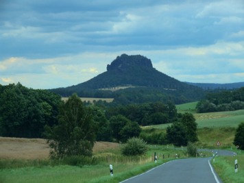 Der Lilienstein von der Straße von Struppen nach Rathen - Sächsische Schweiz Der Lilienstein von der Straße von Struppen nach Rathen aus gesehen - Sächsische Schweiz lilienstein struppen rathen weissig elbsandsteingebirge