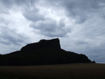 Der Lilienstein im Gegenlicht Der Lilienstein im Gegenlicht (Sächsische Schweiz) lilienstein sächsische schweiz