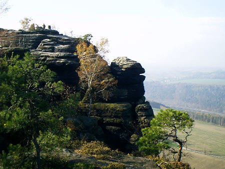 Aussicht vom Lilienstein - links oben Personen auf dem Mulattenkopf Wanderung und Aufstieg zum Lilienstein, dem Wahrzeichen der Sächsischen Schweiz lilienstein walthersdorf ebenheit aufstieg wettiner sächsische schweiz wanderung