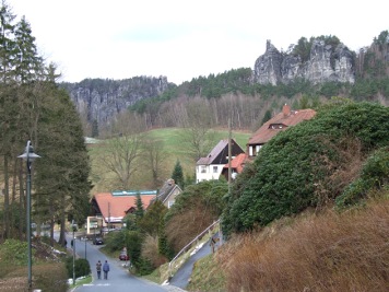 Blick auf Rathen und die Rathener Felsenwelt Blick auf Rathen und die Rathener Felsenwelt im Bastei-Gebiet rathen felsen bastei gamrig