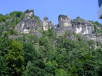 Die Bastei und die Basteibrücke in Rathen Dampferfahrt auf der Elbe - Die Bastei und die Basteibrücke in Rathen dampferfahrt elbe bastei basteibrücke rathen