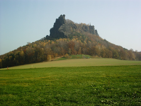 Der Lilienstein von Ebenheit aus Der Lilienstein - Wahrzeichen des Nationalparks Elbsandsteingebirge (Sächsische Schweiz) lilienstein elbsandsteingebirge nationalpark sächsische schweiz