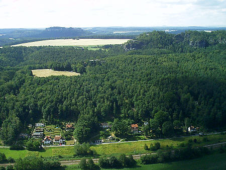 Der Rauenstein von der Bastei (Basteiaussicht) Rathen aus gesehen, dahinter die Festung Königstein Gipfelportrait: Der Rauenstein, 301 m ü. NN zwischen Weißig, Wehlen und  Rathen rauenstein bastei rathen wehlen wanderung bärenstein niederrathen basteiaussicht