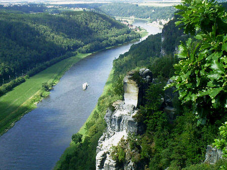 Blick von der Basteiaussicht in das Elbtal Richtung Wehlen (Vorn mit Abbruch der Wartturm) Wanderung von Rathen mit Aufstieg zur Bastei, Schwedenlöcher, Amselgrundschösschen bastei rathen amselgrundschlösschen schwedenlöcher basteiweg basteiaussicht wartturm basteibrücke felsenburg aufstieg wanderung wandern fähre