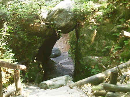 Schwedenlöcher bei Rathen, Abstieg zum Amselgrund Wanderung von Wehlen - Steinerner Tisch - Bastei - Schwedenlöcher - Amselsee - Polenztal - Sebnitztal - Altendorf - Kirnitzschtal - Krippen, ca. 7 Stunden, 27 Kilometer wanderung wehlen steinerner tisch schwedenlöcher amselsee polenztal sebnitztal altendorf krippen