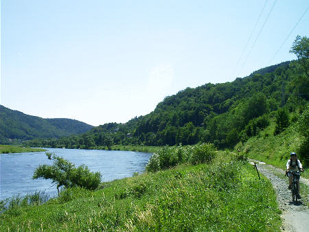 Der Elberadweg elbaufwärts, Blickrichtung Decin Fahrradtour auf dem Elberadweg: Von Bad Schandau elbaufwärts bis nach Decin rad radsport radwandern fahrrad tour radtour karte wanderkarte fahrrad kaufen leihen mieten