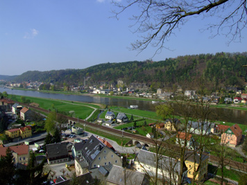 Blick von der Carolahöhe am Hotel Erbgericht auf das gegenüberliegende Bad Schandau Friedrich-Gottlob-Keller-Steig: Panoramarundweg in Krippen krippen panoramaweg panorama panoramarundweg krippen bad schandau friedrich gottlob keller grundmühle erbgericht