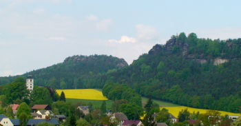 Der Papststein (rechts), aus Richtung Papstdorf fotografiert. Links der Gohrisch Wanderung Über drei Steine - Papststein - Gohrisch - Pfaffenstein - 18 km, 7-8 Stunden (Teil 1) königstein gohrisch kleinhennersdorf papststein papstdorf panorama pfaffenstein