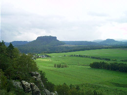 Blick vom Rauenstein auf den Lilienstein und Thürmsdorf Wanderung Schneiderlochstufen und Gratweg über den Rauenstein rauenstein wehlen wandern wanderung gratweg schneiderlochstufen diebskeller götzingerhöhle naundorf rathen weißig diebskeller thürmsdorf lilienstein