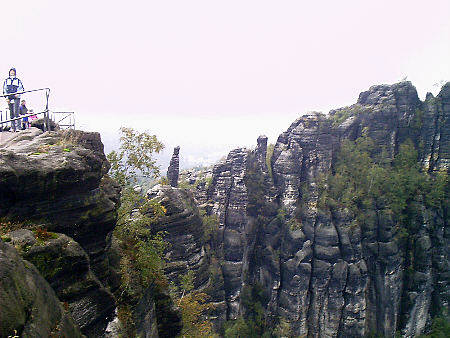 Die Schrammsteinaussicht bei schlechtem Oktoberwetter Schrammsteinwanderung, 22 km, 8.5 Stunden, schwer (Teil 2) schrammsteine ostrau wanderung reitsteig idagrotte schrammsteinaussicht kuhstall reitsteig wasserfall kirnitzschtalbahn