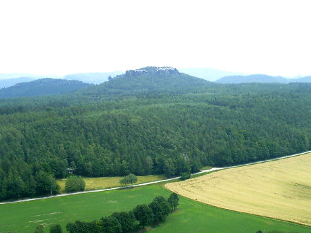 Der Gohrisch vom Pfaffenstein aus gesehen, Straße von Pfaffendorf nach Papstdorf Wanderung Über drei Steine, Papststein - Gohrisch - Pfaffenstein, 18 km, 7-8 Stunden (Teil 2) königstein gohrisch kleinhennersdorf papststein panorama pfaffenstein