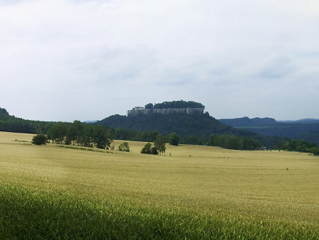 Blick vom Wanderweg am Pfaffenstein zur Festung Königstein im Elbsandsteingebirge Gratis-Bildschirmschoner "Panorama Quirl-Festung Königstein-Lilienstein" für Windows gratis download bildschirmschoner Elbsandsteingebirge Sächsische Schweiz Sachsen Deutschland Pfaffendorf Pfaffenstein Gohrisch Quirl Königstein Lilienstein