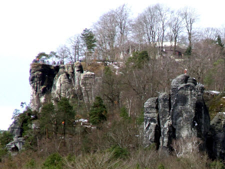 Links die Basteiaussicht, rechts der Mönch Basteiaussicht - Mönch bastei basteiaussicht rathen mönch