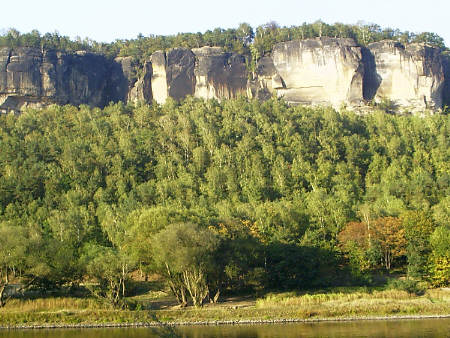 Die Postelwitzer Steinbrüche unter dem Schrammsteinmassiv Bildschirmschoner Panorama auf die Postelwitzer Steinbrüche - von Krippen aus krippen bad schandau schmilka elbe postelwitz postelwitzer steinbruch caspar david friedrich elbsandsteingebirge