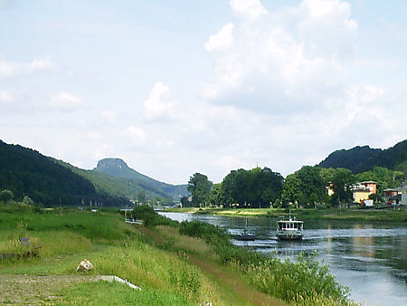 Der Lilienstein vom Fähranleger Krippen aus gesehen, elbabwärts Der Lilienstein vom Fähranleger Krippen aus lilienstein krippen elbe fähre