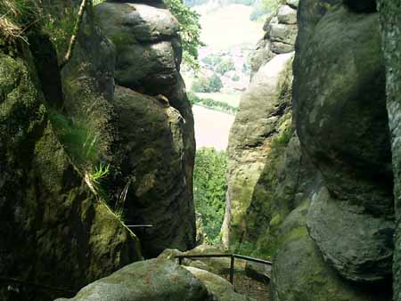 Blick vom Pfaffenstein durch das Nadelöhr abwärts Am Pfaffenstein - Das Nadelöhr nadelöhr nadeloehr pfaffenstein aufstieg abstieg pfaffendorf klammweg barbarine babsi