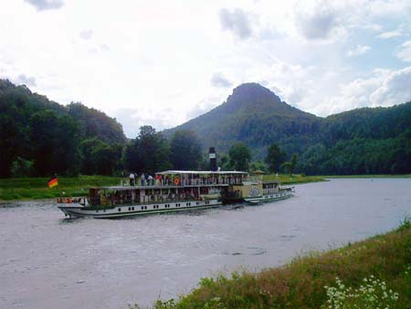 Prossen: Lilienstein und Schaufelraddampfer im abendlichen Gegenlicht Der Lilienstein von Prossen aus prossen lilienstein dampfer dampfschiff dampfschifffahrtsgesellschaft anlegestelle elbe