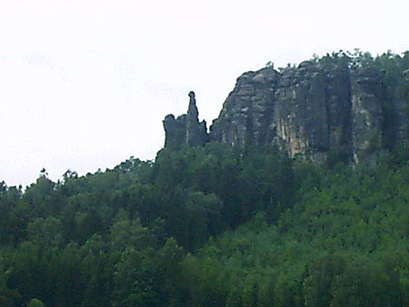 Pfaffenstein mit Barbarine stark vergrößert aus der Ferne gesehen Pfaffenstein mit Barbarine aus der Ferne gesehen pfaffenstein barbarine barberine pfaffendorf cunnersdorf