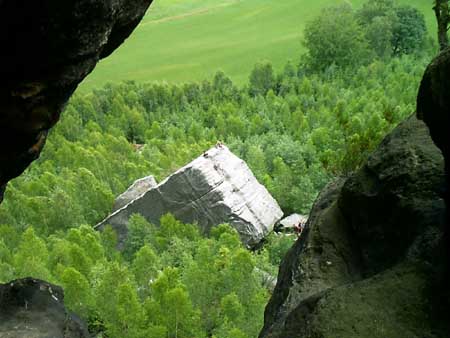 Blick vom Pfaffenstein, Kletterer auf dem Felsen darunter Blick vom Pfaffenstein auf die Friesenbank pfaffenstein pfaffendorf blick aussicht friesenbank