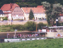 Postelwitz mit dem Vaterhaus der Siebenbrüderhäuser, davor die Pirna Bildschirmschoner "Postelwitz im Elbsandsteingebirge" krippen bad schandau pirna postelwitz bildschirmschoner kostenlos gratis download